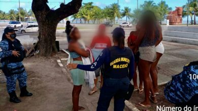 Photo of Guardas Municipais prendem dois homens durante abordagem em praça no Jaraguá
