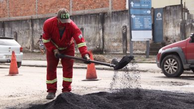 Photo of Prefeitura intensifica recuperação da malha viária em 16 bairros com 530 toneladas de asfalto