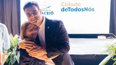 Photo of Prefeito JHC entrega Prêmio Orgulho Caeté para servidores que atuam há mais de 35 anos no Município