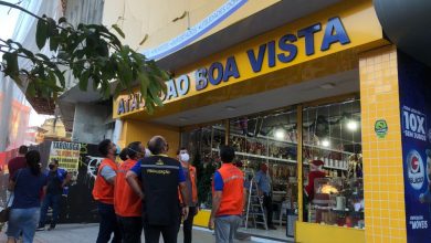 Photo of Após parte da fachada cair, Prefeitura interdita loja no Calçadão do Comércio