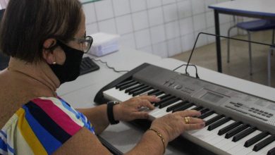 Photo of Ao som do piano, musicista transforma narrativas em melodias para os alunos