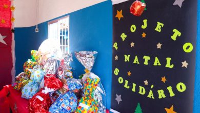Photo of Crianças recebem presentes das mãos do Papai Noel em escola da rede municipal