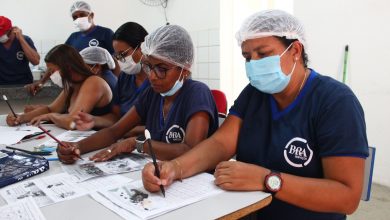 Photo of Educação oferece aulas de alfabetização e caligrafia para funcionários da rede