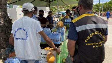 Photo of Prefeitura fiscaliza carros de coco na orla de Maceió e apreende produtos estragados