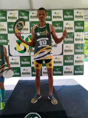 Cristiano coleciona medalhas e troféus que ganhou em competições de corrida. Foto: arquivo pessoal