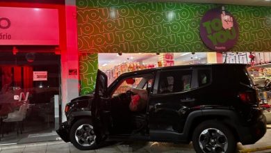 Photo of Motorista perde controle e carro invade loja de brinquedos na Ponta Verde