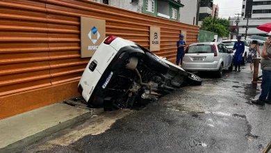Photo of CHUVAS: carro é engolido por cratera no bairro da