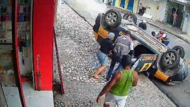 Photo of VIDEO: carro da DMTT capota durante perseguição no centro de Maceió